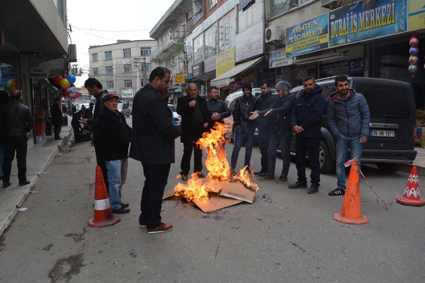 Esnaf elektrik kesintisini ateş yakarak protesto etti     